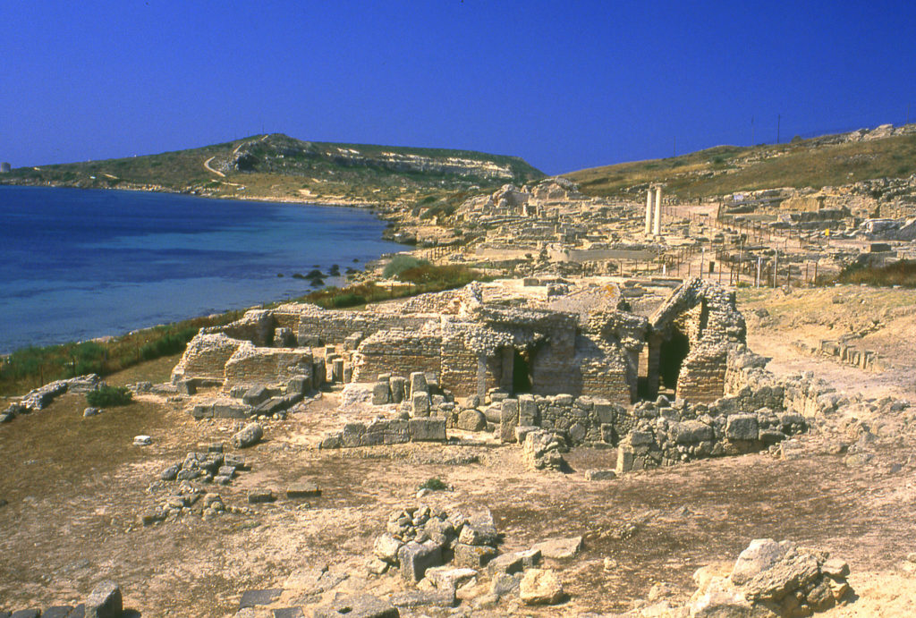 Veduta della città Fenicio Romana di Tharros sullo sfondo Capo San Marco nella pinisola del Sinis